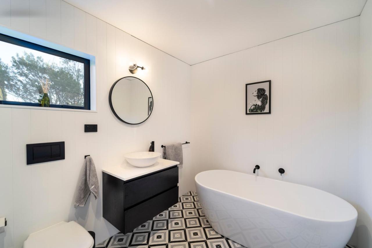 Black Barn Modern: Luxe Martinborough Escape Екстериор снимка